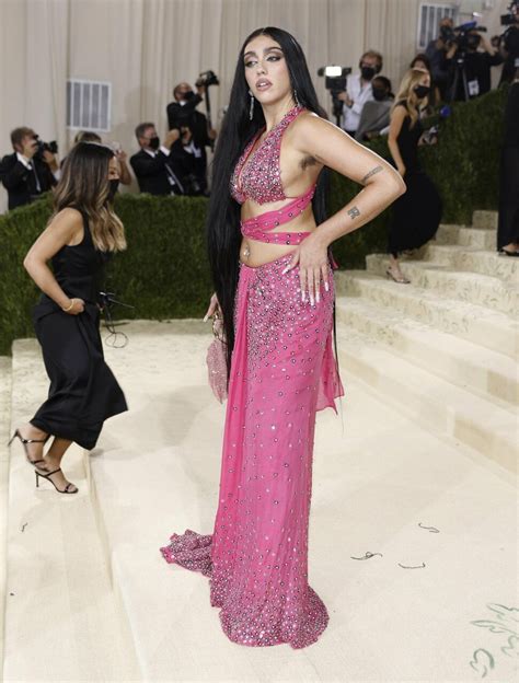 la figlia di madonna sfila per versace